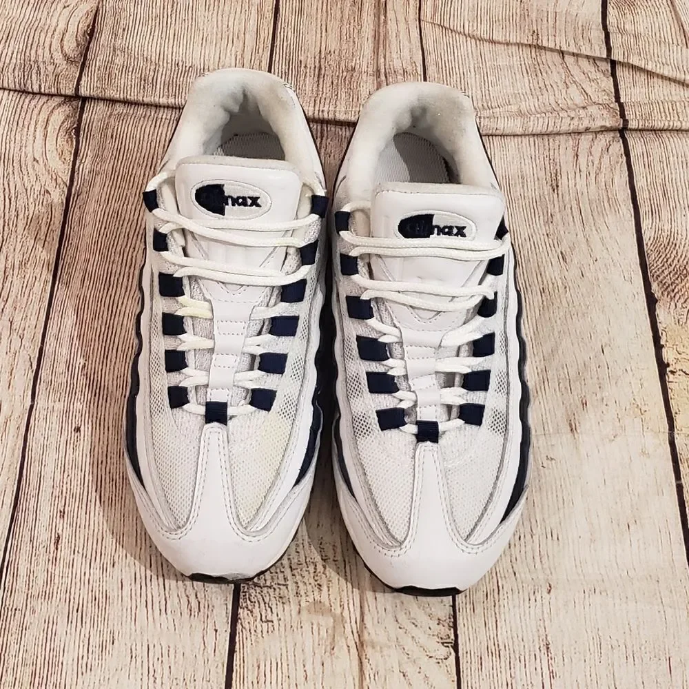 NIKE Sneakers